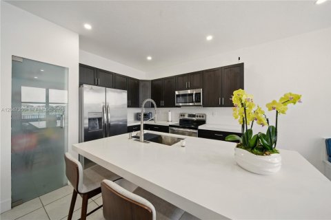 Touwnhouse à louer à Miami, Floride: 3 chambres, 143.44 m2 № 2282936 - photo 7