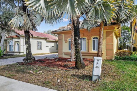 Снять в аренду виллу или дом в Лейк-Уорт, Флорида 5 спален, 250.46м2, № 2028381 - фото 2