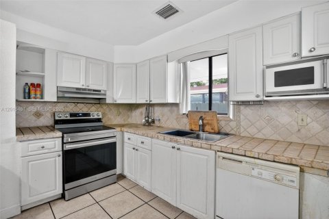Купить виллу или дом в Майами, Флорида 3 спальни, 183.39м2, № 2085404 - фото 10