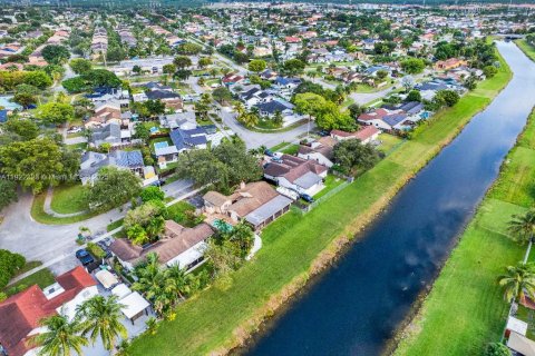 House in Miami, Florida 4 bedrooms, 147.53 sq.m. № 1977062 - photo 6