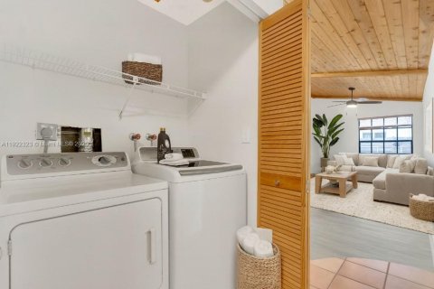 House in Miami, Florida 4 bedrooms, 147.53 sq.m. № 1977062 - photo 17