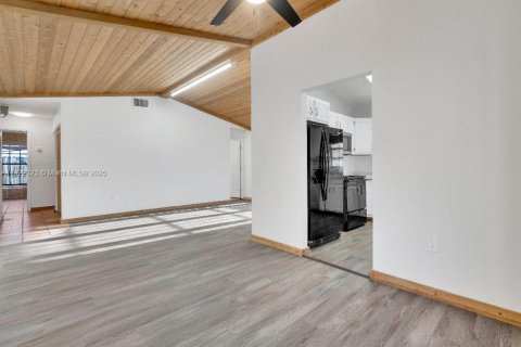 House in Miami, Florida 4 bedrooms, 147.53 sq.m. № 1977062 - photo 23