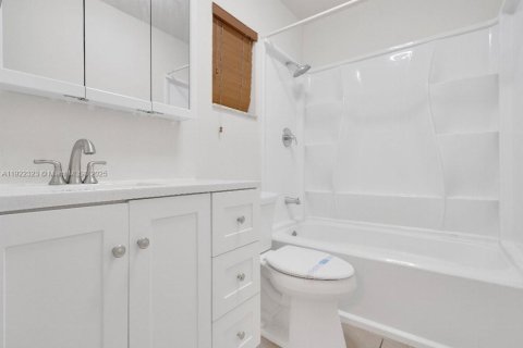 House in Miami, Florida 4 bedrooms, 147.53 sq.m. № 1977062 - photo 11