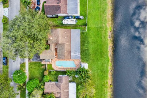 House in Miami, Florida 4 bedrooms, 147.53 sq.m. № 1977062 - photo 4