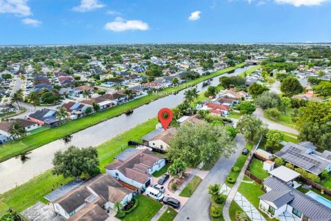 House in Miami, Florida 4 bedrooms, 147.53 sq.m. № 1977062 - photo 10