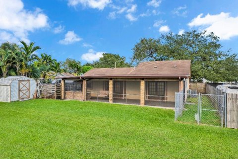 House in Miami, Florida 4 bedrooms, 147.53 sq.m. № 1977062 - photo 8