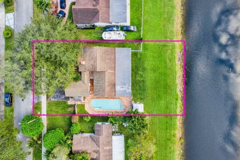 House in Miami, Florida 4 bedrooms, 147.53 sq.m. № 1977062 - photo 3