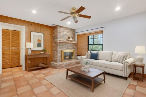 House in Miami, Florida 4 bedrooms, 147.53 sq.m. № 1977062 - photo 13