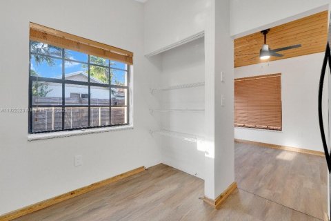 House in Miami, Florida 4 bedrooms, 147.53 sq.m. № 1977062 - photo 26