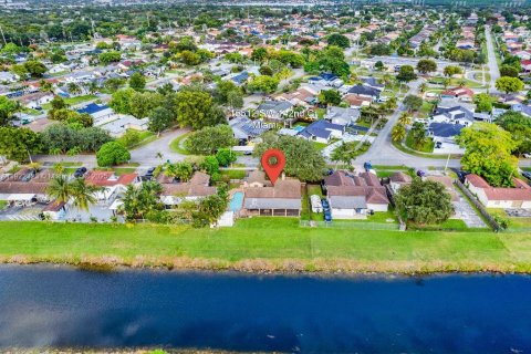 House in Miami, Florida 4 bedrooms, 147.53 sq.m. № 1977062 - photo 7