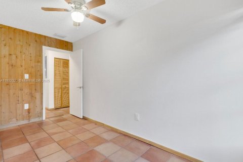 House in Miami, Florida 4 bedrooms, 147.53 sq.m. № 1977062 - photo 16