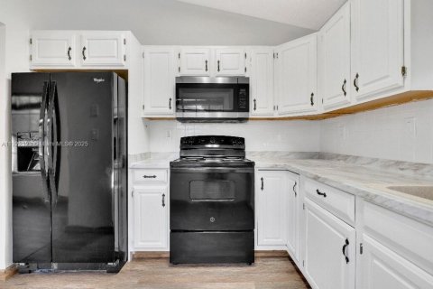 House in Miami, Florida 4 bedrooms, 147.53 sq.m. № 1977062 - photo 28