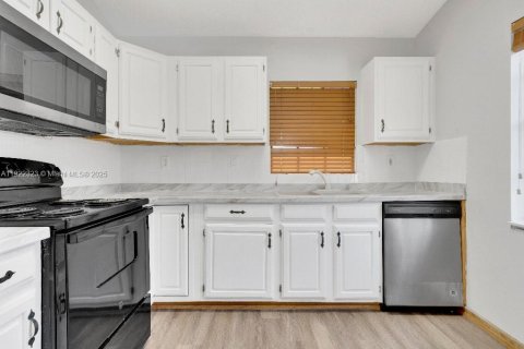 House in Miami, Florida 4 bedrooms, 147.53 sq.m. № 1977062 - photo 29