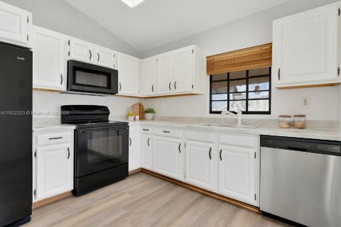 House in Miami, Florida 4 bedrooms, 147.53 sq.m. № 1977062 - photo 27