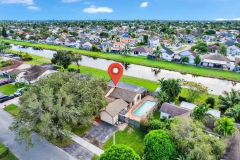 House in Miami, Florida 4 bedrooms, 147.53 sq.m. № 1977062 - photo 1