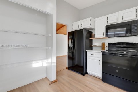 House in Miami, Florida 4 bedrooms, 147.53 sq.m. № 1977062 - photo 25