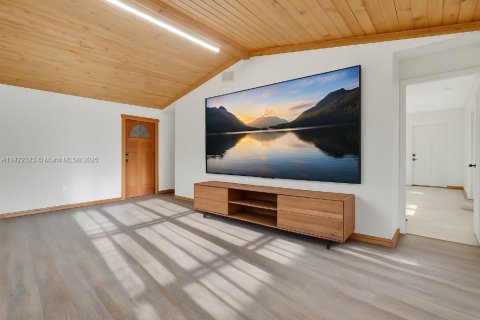 House in Miami, Florida 4 bedrooms, 147.53 sq.m. № 1977062 - photo 21