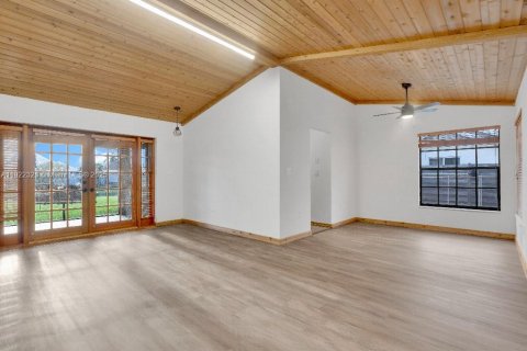 House in Miami, Florida 4 bedrooms, 147.53 sq.m. № 1977062 - photo 19