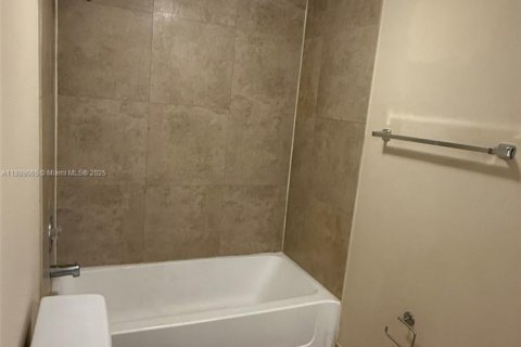 Condominio en alquiler en Oakland Park, Florida, 1 dormitorio, 78.41 m2 № 1938890 - foto 6