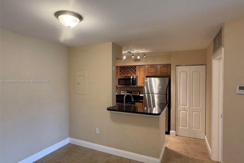 Condominio en alquiler en Oakland Park, Florida, 1 dormitorio, 78.41 m2 № 1938890 - foto 1