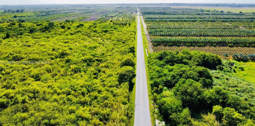 Commercial property in Homestead, Florida № 2001496