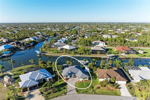 House in Port Charlotte, Florida 3 bedrooms, 154.68 sq.m. № 2157763 - photo 6