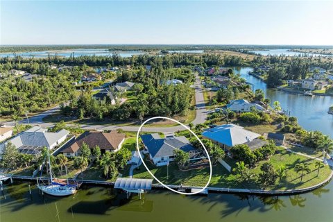 House in Port Charlotte, Florida 3 bedrooms, 154.68 sq.m. № 2157763 - photo 7