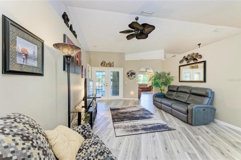 House in Port Charlotte, Florida 3 bedrooms, 154.68 sq.m. № 2157763 - photo 11