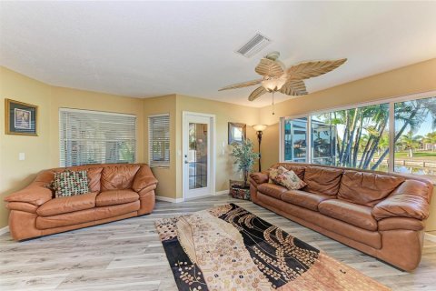 House in Port Charlotte, Florida 3 bedrooms, 154.68 sq.m. № 2157763 - photo 27