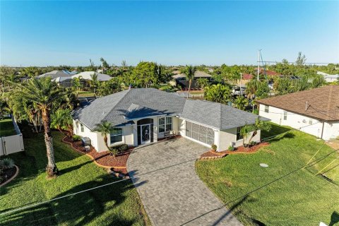 House in Port Charlotte, Florida 3 bedrooms, 154.68 sq.m. № 2157763 - photo 2