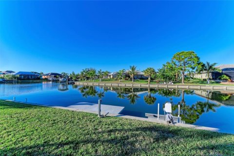 House in Port Charlotte, Florida 3 bedrooms, 154.68 sq.m. № 2157763 - photo 5