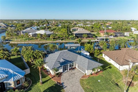 House in Port Charlotte, Florida 3 bedrooms, 154.68 sq.m. № 2157763
