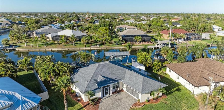 House in Port Charlotte, Florida 3 bedrooms, 154.68 sq.m. № 2157763