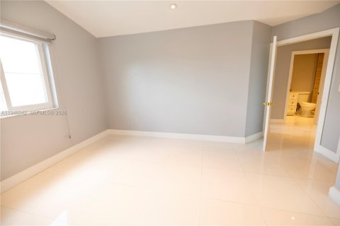 Townhouse in Miami, Florida 3 bedrooms, 126.72 sq.m. № 2003229 - photo 18