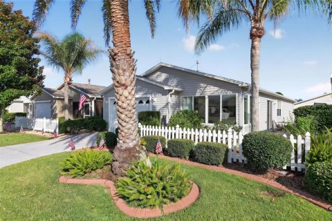 House in The Villages, Florida 2 bedrooms, 120.59 sq.m. № 2150281 - photo 2