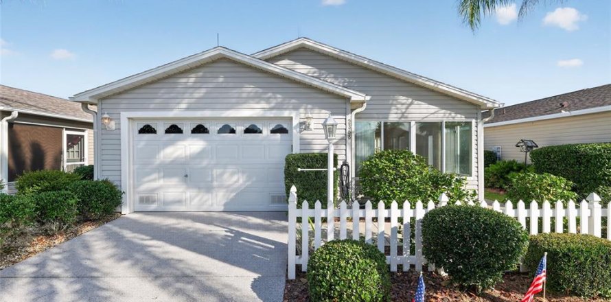 House in The Villages, Florida 2 bedrooms, 120.59 sq.m. № 2150281