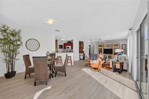 House in The Villages, Florida 2 bedrooms, 120.59 sq.m. № 2150281 - photo 9