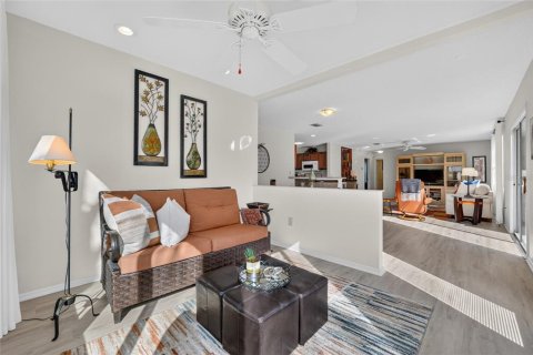 House in The Villages, Florida 2 bedrooms, 120.59 sq.m. № 2150281 - photo 8