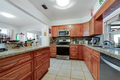 House in Miami, Florida 4 bedrooms, 239.13 sq.m. № 2152846 - photo 5