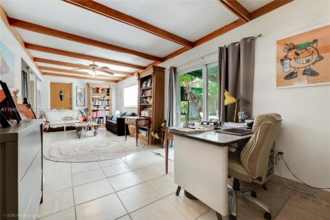 House in Miami, Florida 4 bedrooms, 239.13 sq.m. № 2152846 - photo 6