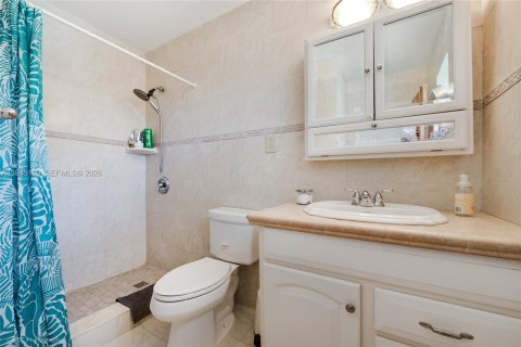 House in Miami, Florida 4 bedrooms, 239.13 sq.m. № 2152846 - photo 11