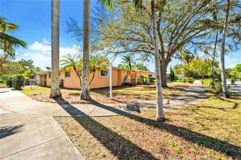 House in Miami, Florida 4 bedrooms, 239.13 sq.m. № 2152846 - photo 15