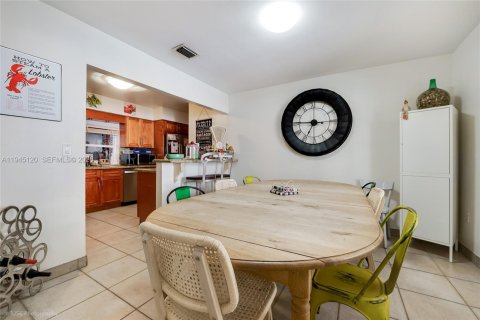 House in Miami, Florida 4 bedrooms, 239.13 sq.m. № 2152846 - photo 4