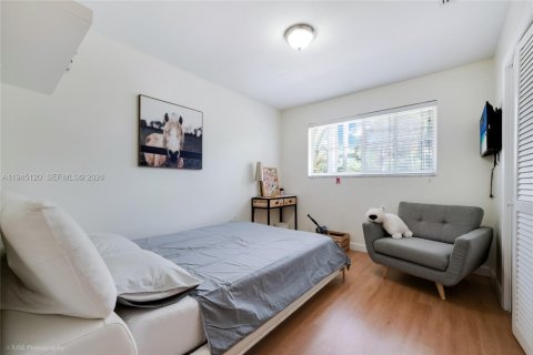 House in Miami, Florida 4 bedrooms, 239.13 sq.m. № 2152846 - photo 8
