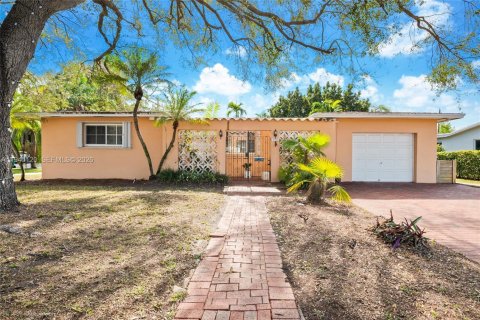 House in Miami, Florida 4 bedrooms, 239.13 sq.m. № 2152846 - photo 1