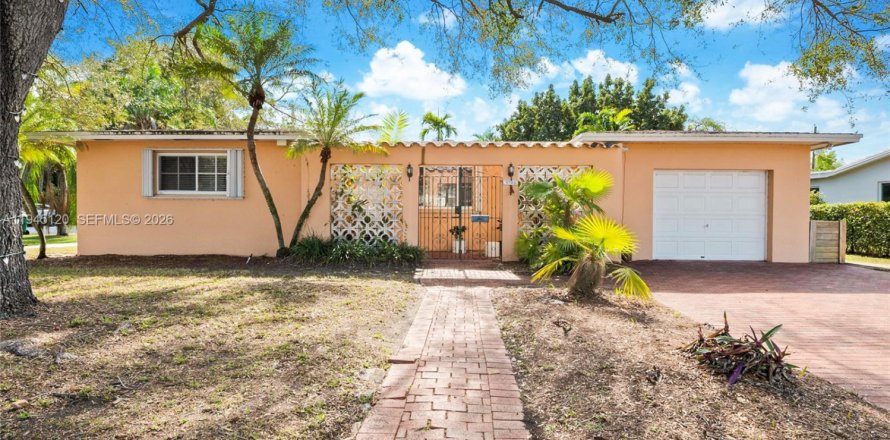 House in Miami, Florida 4 bedrooms, 239.13 sq.m. № 2152846