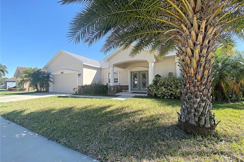House in Winter Haven, Florida 4 bedrooms, 221.66 sq.m. № 2294615