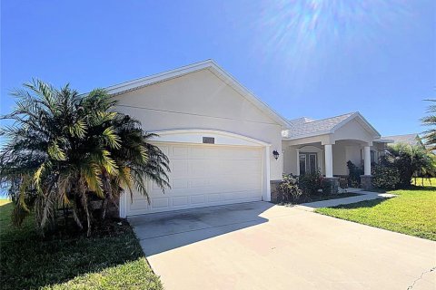 Villa ou maison à louer à Winter Haven, Floride: 4 chambres, 221.66 m2 № 2294615 - photo 2