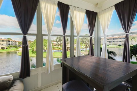 Condominio en Lauderdale Lakes, Florida, 1 dormitorio  № 1994857