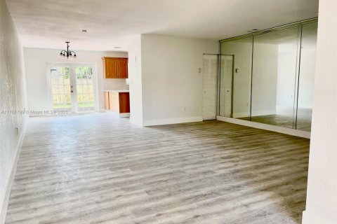 House in Miami, Florida 3 bedrooms, 117.06 sq.m. № 1763453 - photo 15